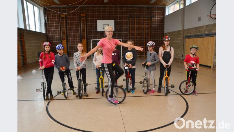 TV-Übungsleiterin Katrin Schwabl macht vor, was die Teilnehmer des Einradkurses in der Eglseeturnhalle am Sonntag ziemlich schnell beherrschen. Bild: dob