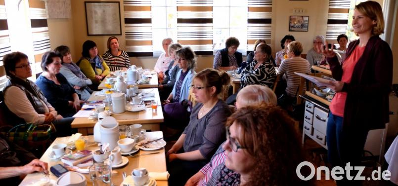 Cornelia Treml aus Püchersreuth (stehend, rechts) begeistert die Zuhörerinnen beim Frauenfrühstück des evangelischen Frauenbundes in der Raststation. Bild: le