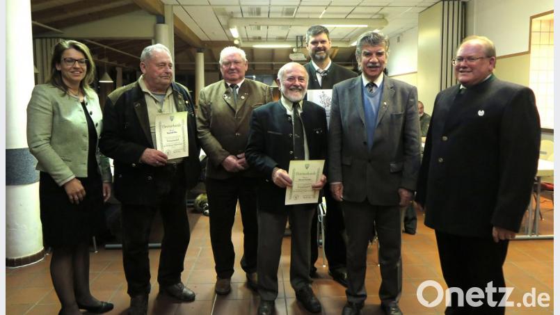 Der Vorsitzende des Jägervereins St. Hubertus, Hans Vornlocher (rechts) ehrte zusammen mit den Ehrengästen langjährige und verdiente Mitglieder. Bild: Hirsch