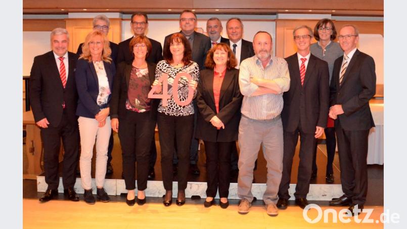 Für 40 Jahre Sparkassenzugehörigkeit wurden ausgezeichnet: (hinten von links): Klaus Horn (Leiter Vorstandsstab), Dieter Meier (Vorstandsvorsitzender), Bernhard Mrasek, Harald Weber, Johann Luschmann und Edith Achatzi (Leiterin Personal); (vorne von links) Gerlinde Wendel, Anita Auer, Herta Blos, Brigitte Pechtl, Wolfgang Kirner und Ludwig Hellerbrand. Bild: exb
