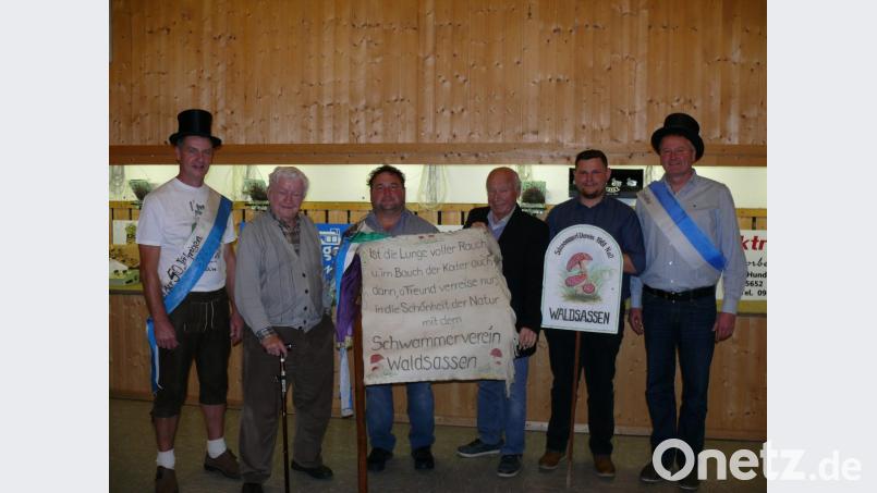 Der neue Präsident Elmar Brandl (Dritter von links) zusammen mit (von links) Fahnenjunker Peter Schiml und &quot;Alterspräsident&quot; Alois Bergauer sowie (von rechts) Fahnenjunker Klaus Thoma, Taferlbub Felix Kubicek und Adjudant Georg Ziegler. Bild: kgg