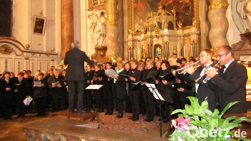 Regionalkantor Georg Schäffner am Dirigentenpult und (von rechts) die beiden Trompetensolisten Markus Toesko und Johann Hofmann tragen in der Asamkirche zu einem großen Konzerterlebnis bei. Bild: sck