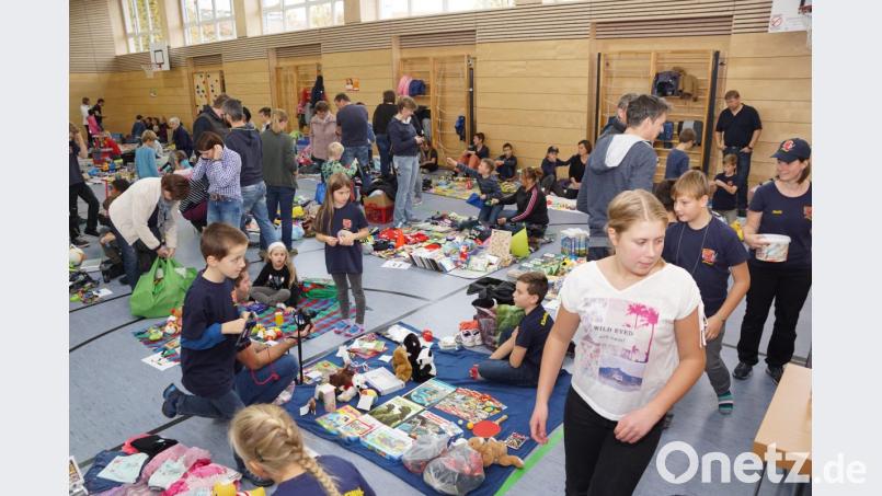 Die Mehrzweckhalle machen die Feuerdrachen zum Verkaufsplatz für allerlei Kindersachen. Bild: bkr