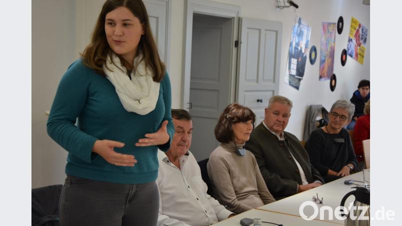 Museumsfachkraft Barbara Habel (stehend) arbeitet seit 1. Oktober diesen Jahres für die Museen im Landkreis. Bild: jr