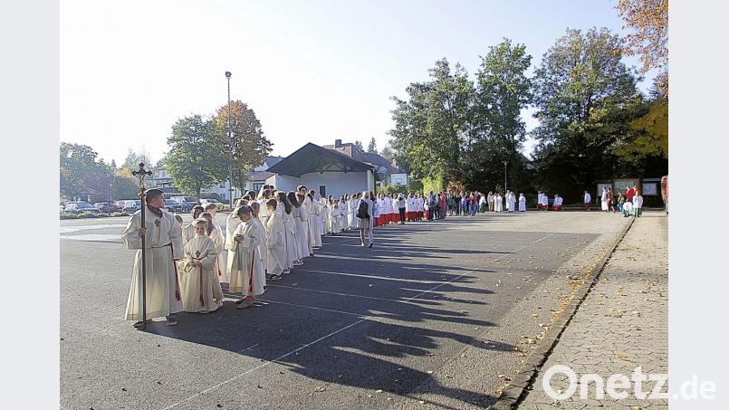 Mit einem langen Kirchenzug von der Steinwaldhalle zur Pfarrkirche, angeführt von den Friedenfelser Ministranten, wurde der Ministranten-Tag eröffnet. Bild: bsc