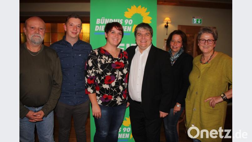 Der neue Vorstand der Grünen auf Kreisebene stellt sich mit den Abgeordneten zum Foto auf. Von links: Kassier Markus Möllmnann, Vorsitzender Fabian Neuser, Landtagsabgeordnete Anna Toman, Bundestagsabgeordneter Stefan Schmidt, Schriftführerin Sieglinde Neuser-Grießhammer und Vorsitzende Heidrun Schelzke-Deubzer. Bild: kro