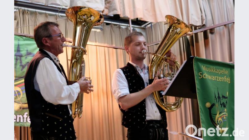 Bei ihrem Soloauftritt beim bayerisch-böhmischen Blasmusikabend funkeln die „Tenorhorn-Sterne.“ Martin Jankowiak (links) und Josef Rudolf Lobenhofer (rechts) sind Meister ihrer Instrumente. Bild: mab