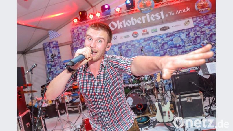 Sänger Andreas Bauriedl aus Högling bei seinem Auftritt in Sri Lanka. Auf dem Inselstaat waren auch noch Stefan Breitschaft aus Diepoltshof, Benjamin Weikmann aus Rottendorf, Daniel Meyer aus Beilngries und Techniker Sandro Solter aus Seugast dabei. Schlagzeuger Johannes Schleicher aus Wolfring konnte aus zeitlichen Gründen nicht mitreisen. Bild: exb