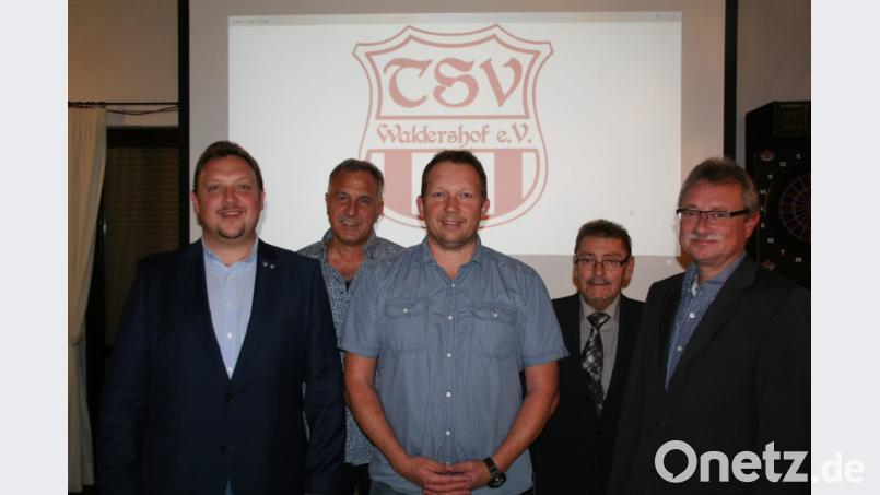 Führen die Geschicke des Fördervereins. Von links Mario Rabenbauer, Winfried Neubauer, Mathias Fürst und Bernd Aßmann. Dazu gratulierte zweiter Bürgermeister Karl Busch (Zweiter von rechts). Bild: fpoz