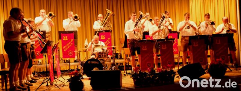 Die Blaskapelle Waldkirch spielte unter Leitung von Bernhard Träger in der voll besetzten Mehrzweckhalle. Das Konzert stand unter dem Motto „Böhmischer Herbst". Bild: le