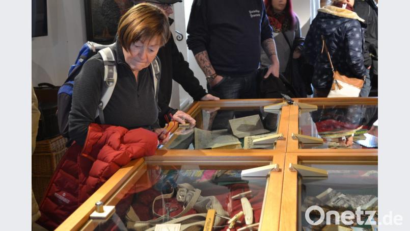 Angehörige der Feuerwehrleute informieren sich im Heimatmuseum über die Geschichte der Kreisstadt Bild: dse