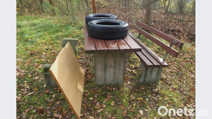 Am Rastplatz an der Justin-Braun-Anlage lagern zwei Reifen und eine Tischplatte. Bild: gz