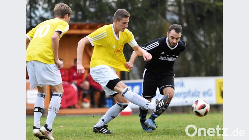 Was für ein Coup: Die SpVgg Windischeschenbach schlug den bislang unbesiegten ASV Haidenaab mit 2:1. In dieser Szene halten (von links) Dustin Lippert und Hannes Neumann den Haidenaaber Tolunay Kargi in Schach. Bild: Büttner