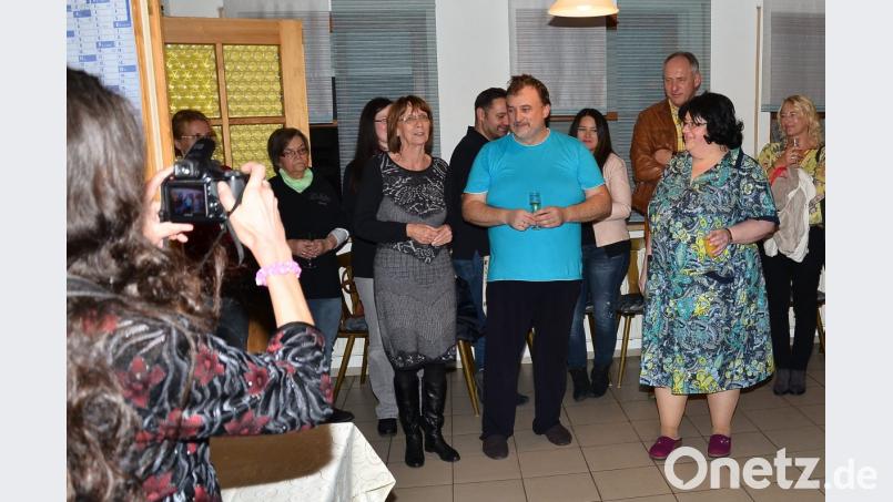 Bürgermeisterin Margit Kirzinger (Fünfte von links) freut sich mit den Laienspielern um Regisseur und Gemeinderat Josef Kleber über die geglückte Premiere des 24. Abendtheaters. Bild: fjo