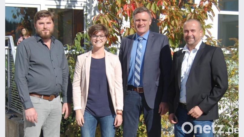 Bernhard Miedl (von rechts) ist der neue stellvertretende Leiter der Wirtschaftsschule Eschenbach. Auf der Planstelle seines nach Wiesau gewechselten bisherigen Stellvertreters Thomas Metzler heißt Schulleiter Thomas Reitmeier Katja Alkofer willkommen, als neues Mitglied der erweiterten Schulleitung Mario Wenzl. Bild: rn