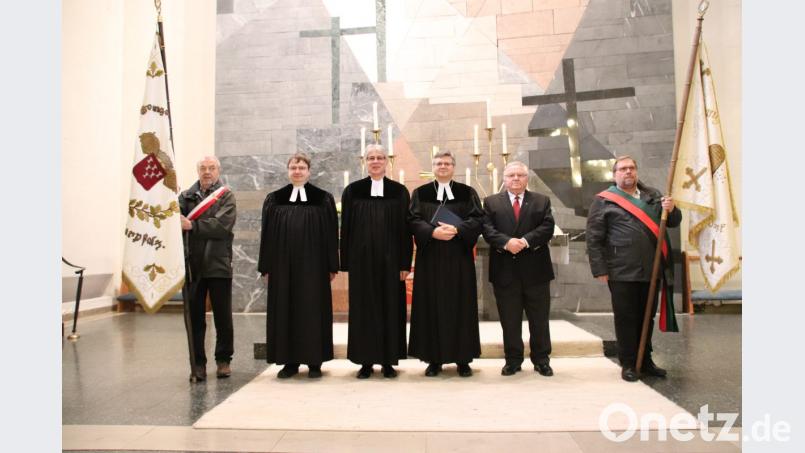 Stadtpfarrer Dr. Roland Kurz, Festprediger Dekan Siegfried Stelzner aus Landshut, Dekan Karlhermann Schötz und Andreas Weber, der 2. Vorsitzende des Evangelischen Männerbunds Sulzbach, (von links) begrüßen die Festgemeinde zum Gottesdienst zum Reformationsfest in der Christuskirche. Eingerahmt werden sie von den Fahnenträgern des Evangelischen Männerbunds Sulzbach (links) und Rosenberg (rechts) Bild: cog