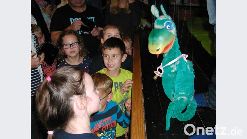 Nach der Vorstellung nahmen große und kleine Besucher die Gelegenheit wahr, Urmel aus der Nähe zu sehen und auch einmal berühren. Bild: ld