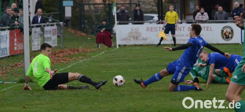 Vier Mal musste der Torwart des Tabellenführers FC Wernberg, Noah Schmidt, hinter sich greifen. Hier kassiert er das 4:0 durch den Ensdorfer Julian Trager. Bild: ham
