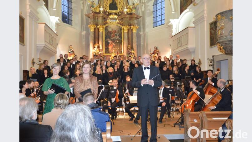 Von links: Jutta Hörl, Katrin Arnold, Karl Heinz Malzer. Hofer Symphoniker, Mixtura Cantorum und Jugendchor des FSB Bild: dok