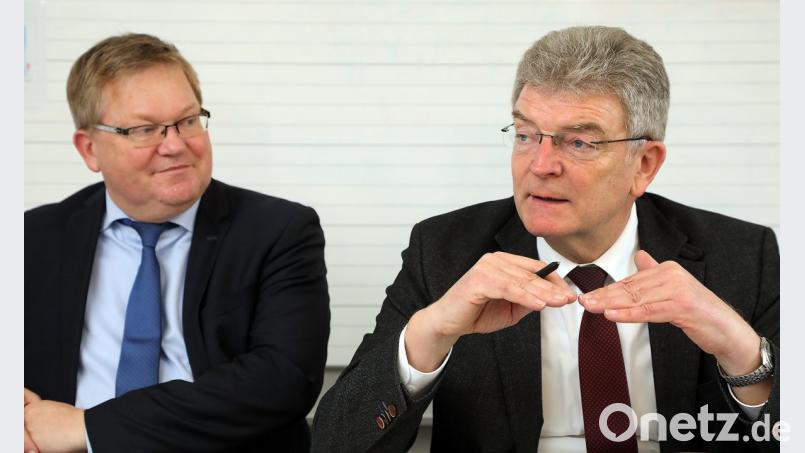 Oberbürgermeister Michael Cerny (links) und Stadtkämmerer Franz Mertel stellen den Haushaltsentwurf für 2019 vor. Bild: Wolfgang Steinbacher