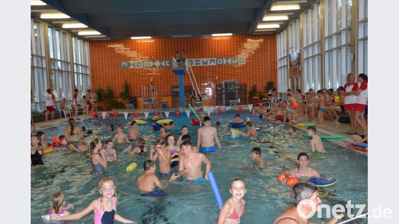 Das Moosbacher Hallenbad gehört einen Nachmittag den Kindern. Bild: gi