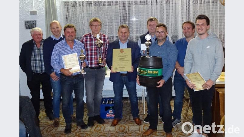 Allen Grund zu feiern. Bei der Saisonabschlussfeier des TC Windischeschenbach wurden die "Herren40" und der Vereinsmeister geehrt. (Manfred Riebl, Clemens Sammet, Thomas Benner, Bernhard Birkner, Karlheinz Budnik, Hubert Käck, Tobias Kaufmann, Markus Schandri, Tobias Schattenkirchner (von links) Bild: fuw