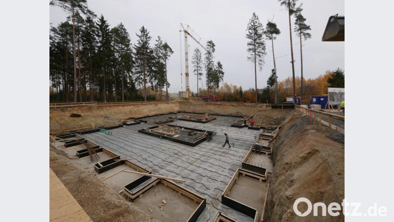 Die Arbeiten für das Verwaltungsgebäude laufen schon. Bild: tr