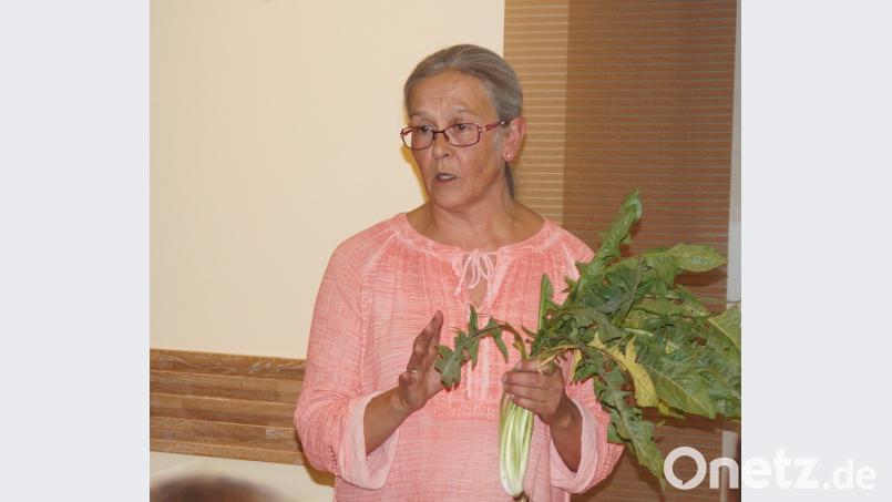 Monika Ermer, Kursleiterin für Heilpflanzenkunde, referierte beim Gartenbauverein über wertvolle Heilkräuter, die man direkt vor der Haustüre findet. Bild: weu