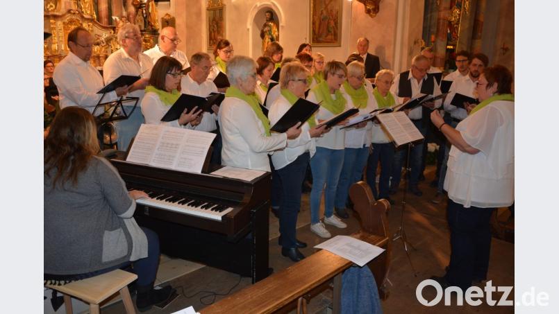 „Singaweng“ unter der Leitung von Sieglinde Kusche-Konrad und unterstützt von Vladi Klier am Klavier. Bild: jr
