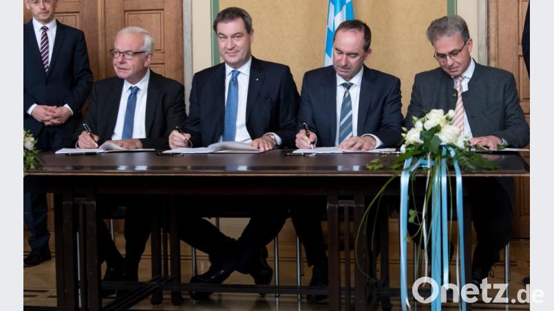 Thomas Kreuzer (von links), Fraktionsvorsitzender der CSU im Landtag, Markus Söder (CSU), Ministerpräsident, Hubert Aiwanger, Landesvorsitzender der Freien Wähler, und Florian Streibl, Parlamentarischer Geschäftsführer der Freien Wähler, unterzeichnen den neuen Koalitionsvertrag. Bild:  Sven Hoppe/dpa