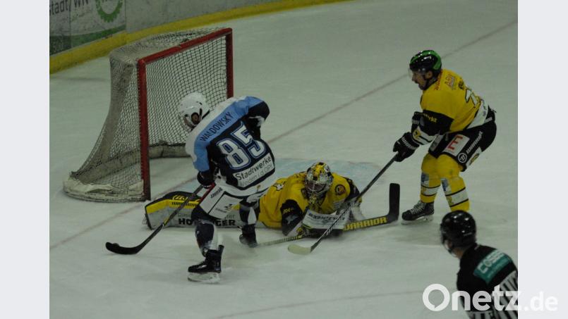 Diese Chance gegen Sonthofen konnte Marcel Waldowsky nicht nutzen, doch am Sonntag erzielte der Stürmer der Blue Devils sein erstes Tor nach der langen Verletzungspause. Gebracht hat es nichts, die Weidener verloren das Oberpfalzderby beim EV Regensburg mit 3:8. Bild: gb