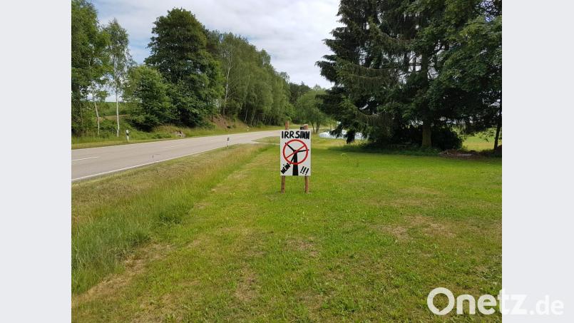 Neben moderaten Stimmen gibt es auch fundamentale Gegner der Windkraftpläne wie ein Schild an der Straße in Tröbes verdeutlicht. Bild: gi