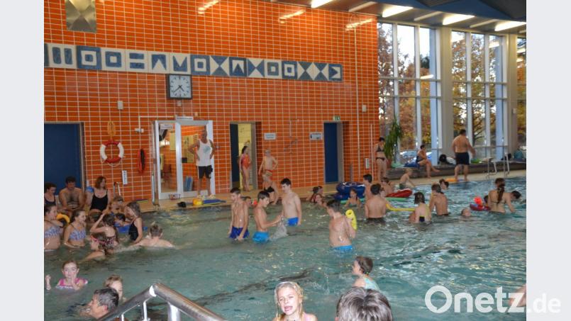 Beim Kindernachmittag im Moosbacher Hallenbad ist viel Betrieb. Bild: gi