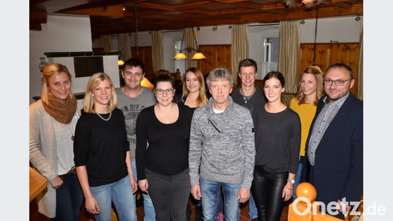Für zehn Jahre Einsatz bei der Showtanzgruppe &quot;Public Surprise&quot; ohne einen Tag Ausfall ehrte Vorsitzende Johanna Bauer (Zweite von links) zusammen mit der Vorstandschaft Markus Mösbauer (Dritter von links) und Hermann Träger (Fünfter von rechts). Bild: fjo