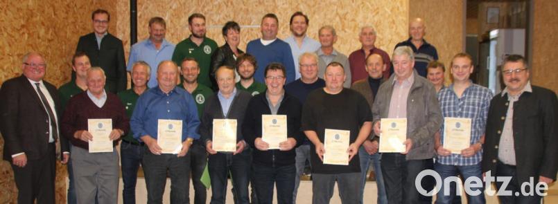 Diese Mitglieder des Fischereivereins haben die Bronze- und Silber-Mitgliedschaft, Johann Maier (vorne, Zweiter von links) und Sebastian Welnhofer (vorne, Dritter von rechts) die Gold-Mitgliedschaft erhalten. Bild: frd