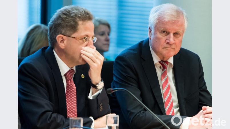 Gemeinsame Auftritte von Bundesinnenminister Horst Seehofer (rechts, CSU), und Hans-Georg Maaßen sind vorbei. Der Präsident des Bundesamtes für Verfassungsschutz ist von Seehofer in den einstweiligen Ruhestand versetzt worden. Bild: Bernd von Jutrczenka/dpa