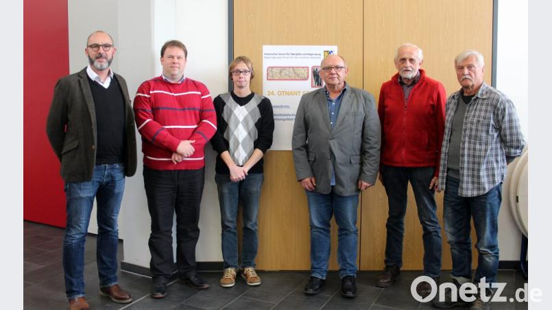 Ehrengäste, Organisatoren und Referenten beim Otnant-Gespräch: (von links) Thomas Feuerer vom Historischen Verein der Oberpfalz, Bezirksheimatpfleger Tobias Appl, Bernhard Fuchs und Erich Schraml von der Regionalgruppe Otnant sowie die beiden Adalbert Busl und Bernd Thieser. Bild: stg