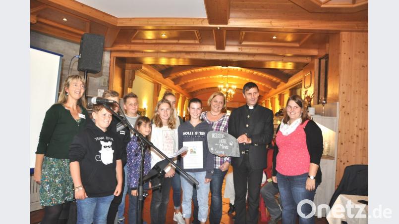 Ministranten aus Sinzing freuen sich mit Gemeindereferentin Maria Sporrer (Dritte von rechts) und Praktikantin Maria Schottenkirchner (rechts) bei der Verleihung des Schöfungspreises &quot;Genesis&quot; über den ersten Platz. Dazu gratulieren Domkapitular Thomas Pinzer (Zweiter von rechts) und Beate Eichinger (links). Bild: es