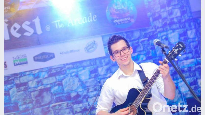 Gitarrist Stefan Breitschaft beim Auftritt auf dem Inselstaat. Bild: exb