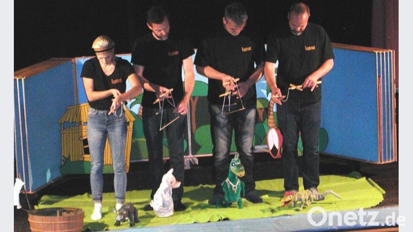 In offener Spielweise präsentierten eine Puppenspielerin und drei männliche Kollegen Urmels schwierige Reise nach Afrika. Bild: ld