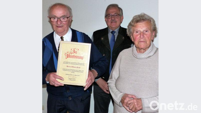 Eine gelungene Überraschung: Bei der Gratulation zum 89. Geburtstag überreicht Bürgermeister Gerhard Löckler (Mitte) Alfons Nickl im Beisein von Ehefrau Hildegard die Dankurkunde der Gemeinde. Bild: lgc