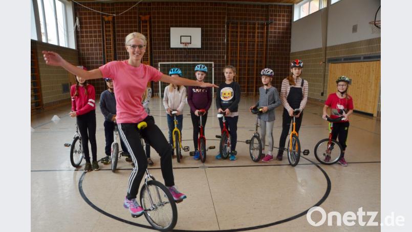 TV-Übungsleiterin Katrin Schwabl macht vor, was die Teilnehmer des Einradkurses in der Eglseeturnhalle am Sonntag ziemlich schnell beherrschen. Bild: dob