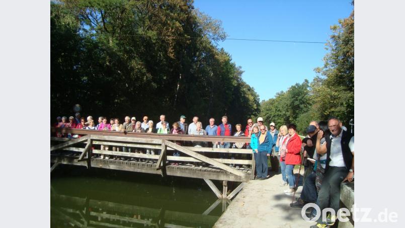 Eine beeindruckende technische Meisterleistung war vor 170 Jahren beim Bau des Ludwigskanals die Überquerung des Brückkanals über die Schwarzach. 40 Teilnehmer der Seniorennetzwerke Ammerthal/Ursensollen wurden von Heimatpfleger Josef Schmaußer (rechts) zu dieser Sehenswürdigkeit geführt. Bild: schß