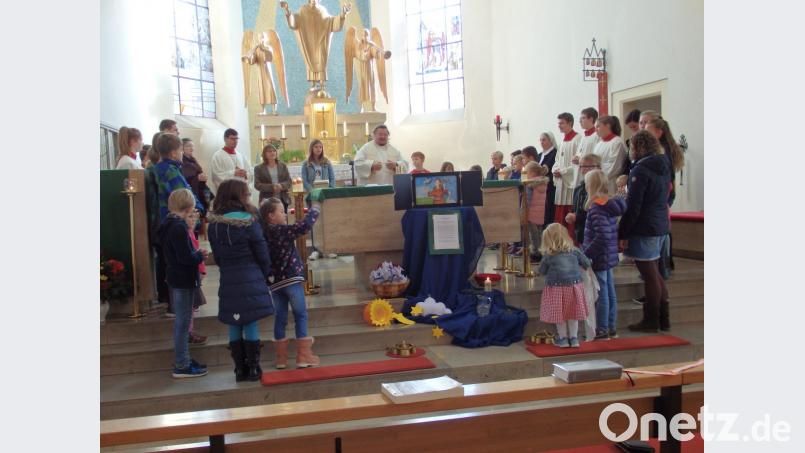 Zum Vaterunser, mit Gesten gebetet, kommen alle Kinder um den Altar Bild: wrt