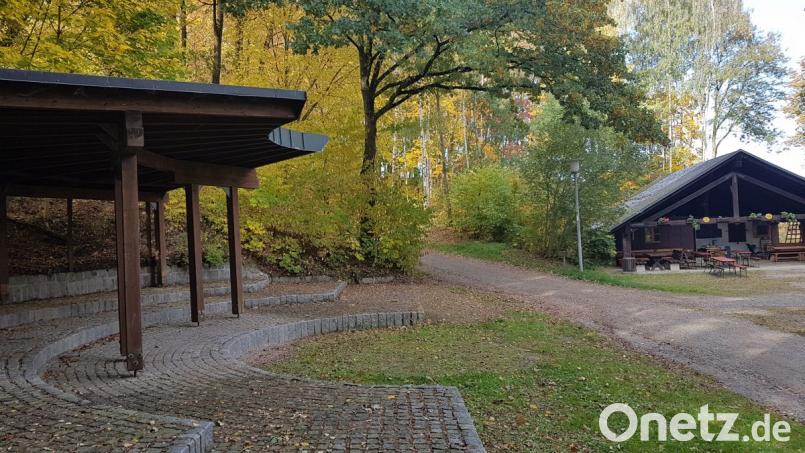 Das über 30 Jahre alte Betriebsgebäude im Kurpark „Gruberbach“ wird vom Grund auf renoviert und erweitert. Der alte Musikpavillon (links) wird abgebrochen und durch einen neuen, unweit des Betriebsgebäudes, ersetzt. Bild: gi
