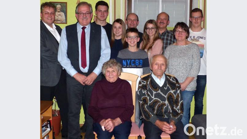 Nicht nur Ehemann Josef, sondern auch die anderen Mitglieder der großen Familie gratulieren Emma Thaller (sitzend, links) herzlich zum 85. Geburtstag. Pater Adrian Kugler und Bürgermeister Gerhard Löckler (von links) überbringen ebenfalls Glückwünsche. Bild: lgc