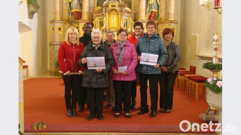 Den Erlös des Großschönbrunner Pfarrfests übergeben (von links): Annette Nübler (Pfarrgemeinderats-Sprecherin), Pfarrer David, Rosa Melchner, Anna Maier, Inge Lederer, Stephanie Lederer, Hilde Nübler und Ingrid Wiesneth. Bild: (jud) Judith Luber &lt;judith.luber@gmail.com&gt;