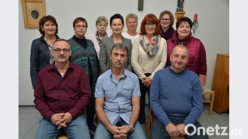 Vor 50 Jahren kamen diese Männer und Frauen aus Kaimling und Roggenstein in die erste Klasse. Längst Zeit, sich an selber Stelle wieder zu treffen. Bild: dob