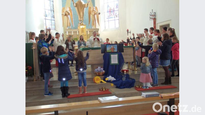 Zum Vaterunser, mit Gesten gebetet, kommen alle Kinder um den Altar Bild: wrt