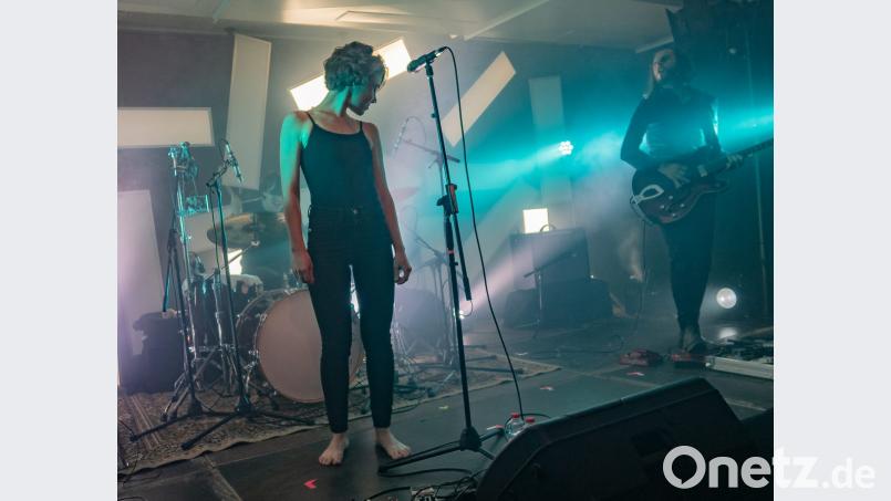 Christine Börsch-Supan ist nicht die weichzeichnende Begleitung einer noisigen Jungs-Band. Bei „Hope“ glänzt sie mit theaterhaftem Bühnenauftritt und klar akzentuiertem englischen Gesang. Bild: otj